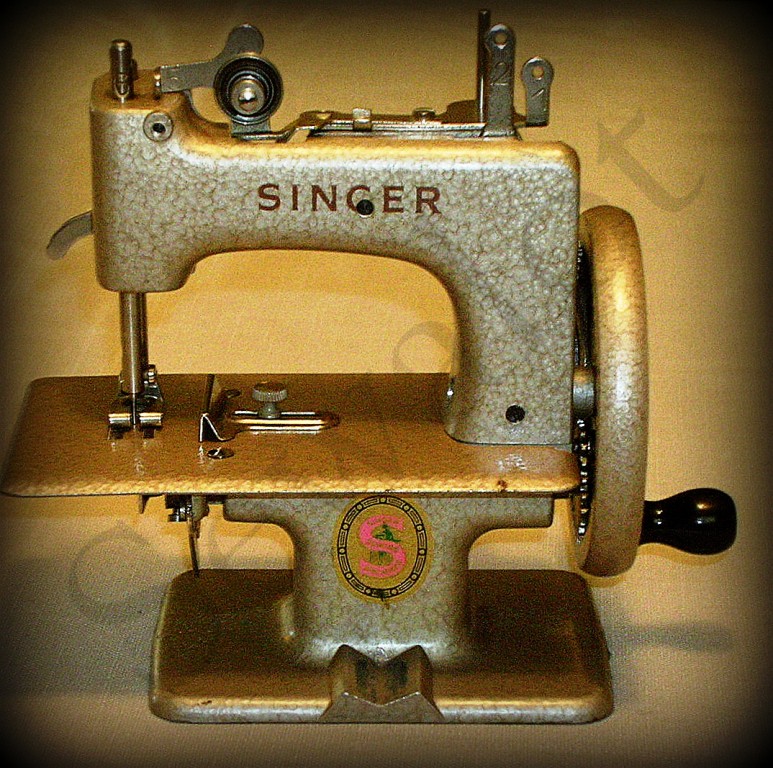 Singer 20 toy child Sewhandy sewing machine parts SPOOL ROD 